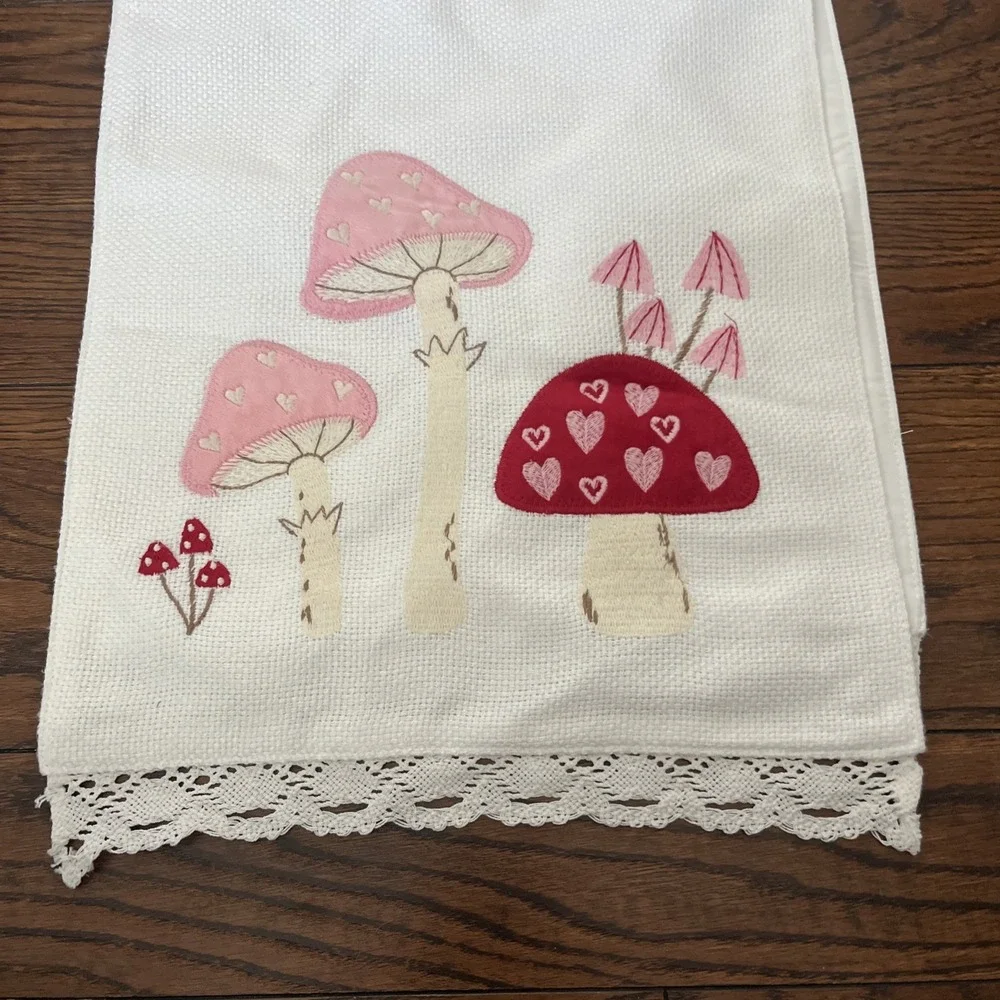 Rachel Zoe VALENTINE MUSHROOM HEART TABLE RUNNER Applique 14x70